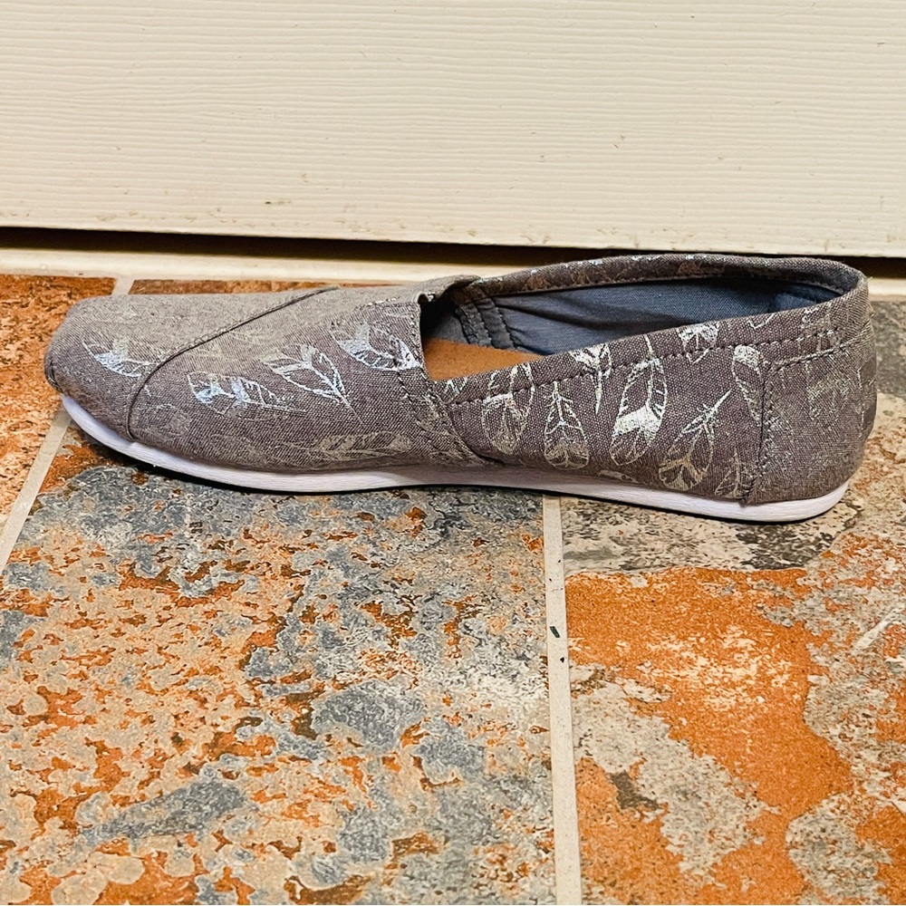 Toms Gray/Metallic Silver Leaf Pattern Flats! - image 3